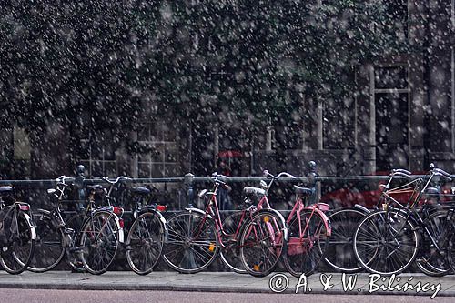 w deszczu, rowery nad kanałem, Amsterdam, Holandia