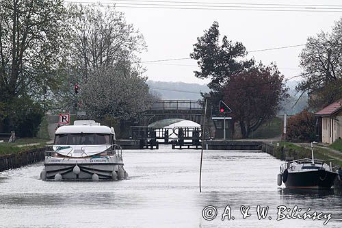 śluza Auvignon, patyk do otwierania ślyzy nad wodą, Canal de Garonne, Gaskonia, Francja