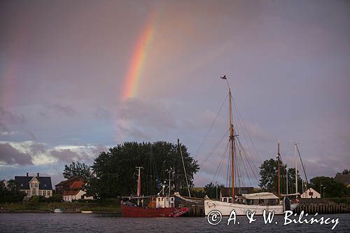 Tęcza nad portem Korshavn, wyspa Avernako, Archipelag Południowej Fionii, Dania