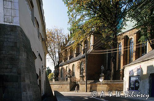 Biecz, kosciół farny i uluczka przy muzeum