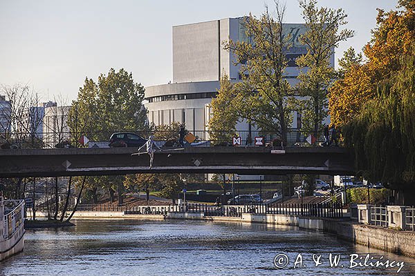  Opera bydgoska, Mostowa, figura Przechodzący przez rzekę, Bydgoszcz