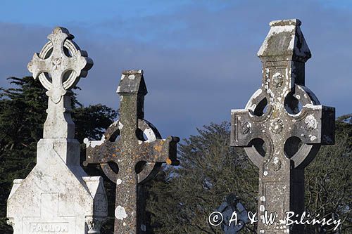 Irlandzkie kamienne krzyże na cmentarzu w Clondra, rejon Górnej Shannon, Irlandia