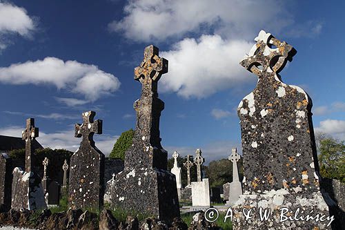 Irlandzkie kamienne krzyże na cmentarzu w Clondra, rejon Górnej Shannon, Irlandia