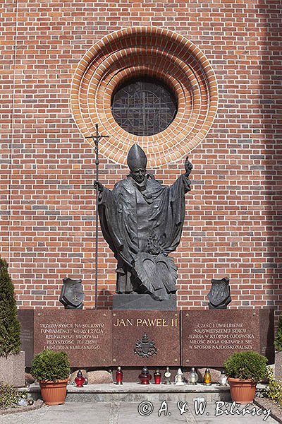 Elbląg, Kościół św. Mikołaja i pomnik papieża Jana Pawła II