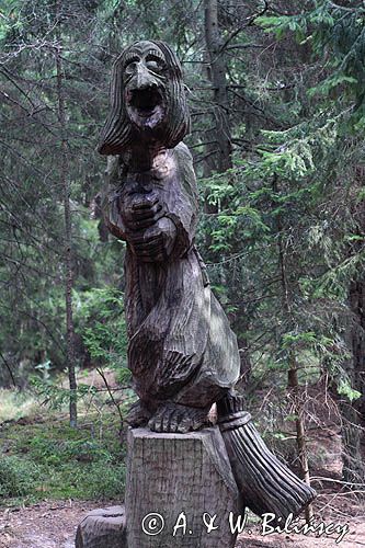 rzeźby na Wzgórzu Czarownic, Juodkrante, Mierzeja Kurońska, Zalew Kuroński, Litwa unique wooden sculptures on the Hill of Witches, Juodkrante, the Curonian Spit, Lithuania