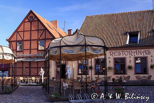 rzeźby przed restauracją na placu Teatralnym, Kłajpeda, Litwa