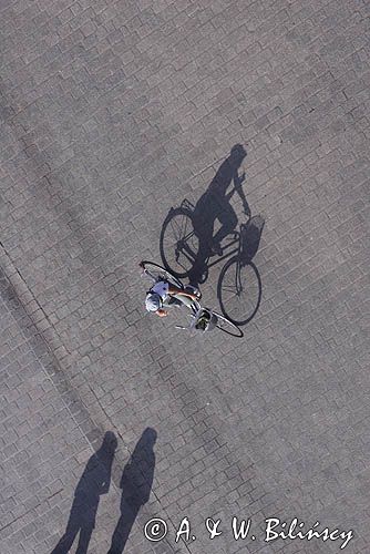 Cracow widok z Wieży Kościoła Mariackiego, Rynek Starego Miasta, cień rowerzysty