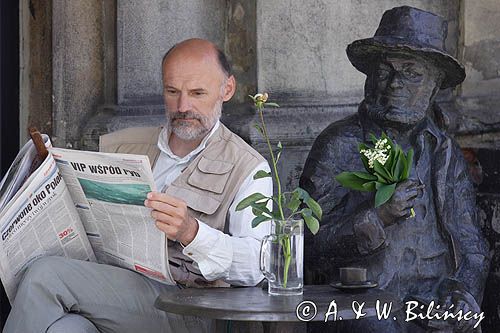 Cracow Rynek Starego Miasta, pomnik Piotra Skrzyneckiego w ogródku kawiarni vis-a-vis
