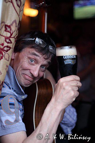 w pubie w Leitrim, rejon Górnej Shannon, Irlandia