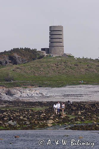 widok z wyspy Lihou na umocnienia wyspy Guernsey, Channel Island, Kanał La Manche,przejście między wyspami w czasie odpływu - odsłonieta droga w czasie odpływu