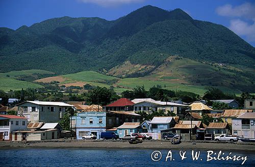 Basseterre, stolica St. Kitts i Nevis, na wyspie Saint Kitts, port nad Morzu Karaibskim., Małe Antyle, Karaiby