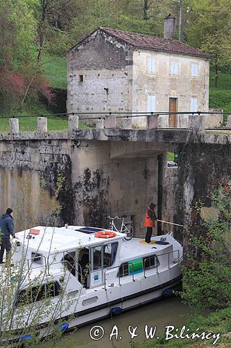Śluza Moncrabeau na rzece Baïse, Gaskonia, Francja - Bank Zdjęć - Photovoyage.pl
