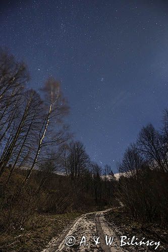 Gwiezdne niebo, nocny pejzaż w świetle Księżyca, Bieszczady