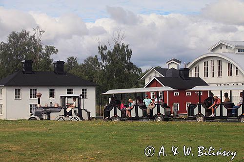 ciuchcia turystyczna i park miniatur na wyspie muzeum Norrbyskar, były największy tartak Europy, Szwecja, Zatoka Botnicka