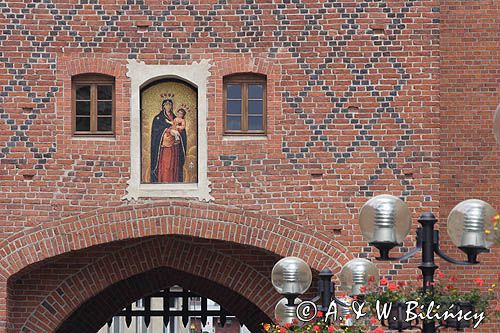 Olsztyn, Wysoka Brama, mozaika z Matką Boską