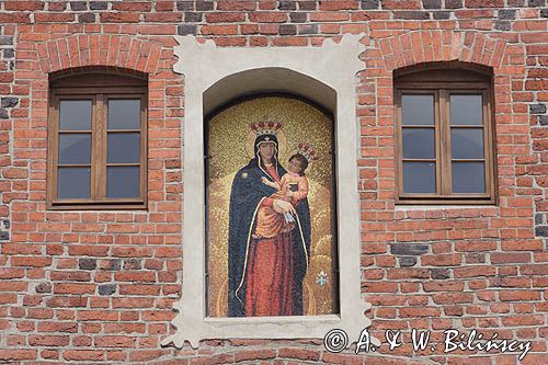 Olsztyn, Wysoka Brama, mozaika z Matką Boską