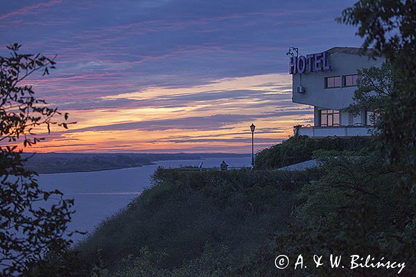 Płock, widok na Wisłę i hotel ze Wzgórza Tumskiego