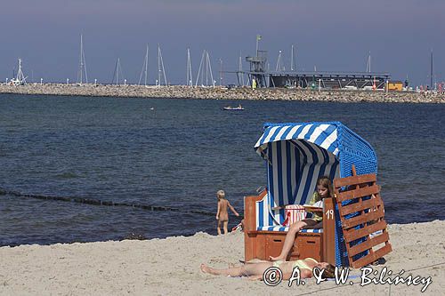 plaża i port jachtowy w Glowe na wyspie Rugia, Niemcy,