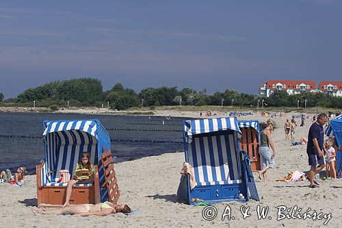 plaża i kosze plazowe w Glowe na wyspie Rugia, Niemcy,