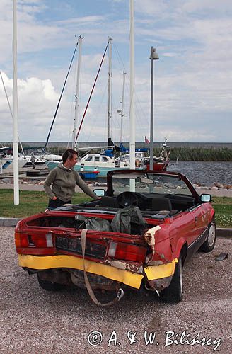 takie samochody jeżdżą po wyspie, wyspa Ruhnu, Estonia car on the go, Ruhnu Island, Estonia