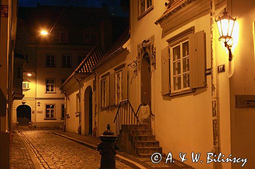 Ryga, uliczka Klostera na Starówce o zmierzchu, Stare Miasto, Łotwa