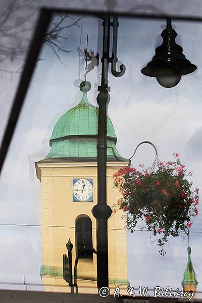 Rzeszów, dzwonnica kościoła farnego, odbicie w szybie