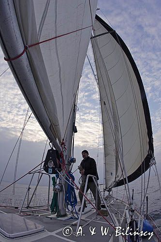 s/y Safran, Trismus 37, z wiatrem pod dwoma fokami, Kapitan na jachcie - Włodek przy żaglach