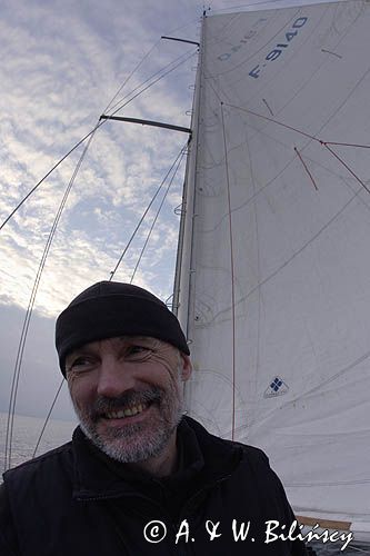 s/y Safran, Trismus 37, z wiatrem pod dwoma fokami, Kapitan na jachcie - Włodek przy żaglach