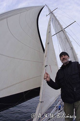 s/y Safran, Trismus 37, z wiatrem pod dwoma fokami, Kapitan na jachcie - Włodek przy żaglach