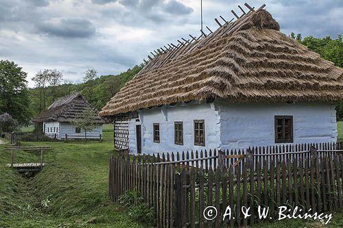 Sanok, skansen, chaty kryte strzechą