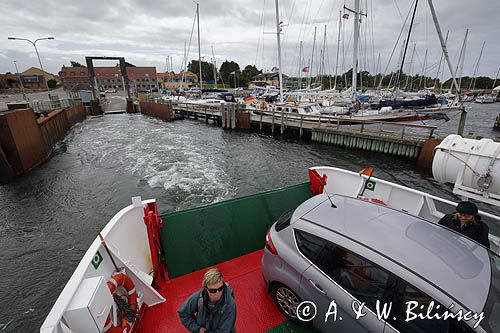 port w Snaptun, prom na wyspę Hjarno z Snaptun, Dania, Kattegat