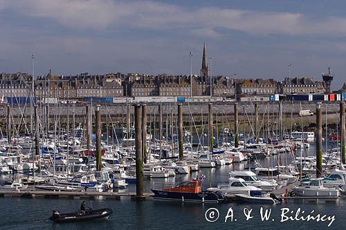 St. Malo, port jachtowy i miasto, Bretania, Francja