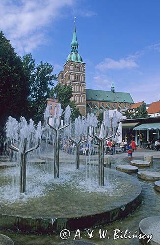 Fontanna na rynku, Stralsund, Niemcy
