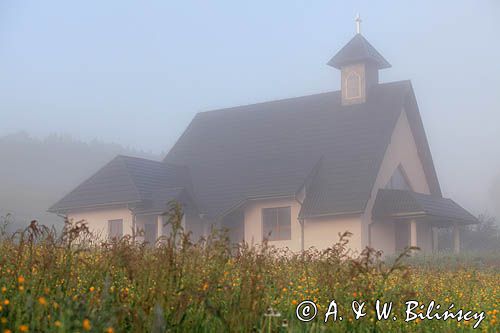 Temeszów, nowy kościół w porannej mgle, Pogórze Dynowskie