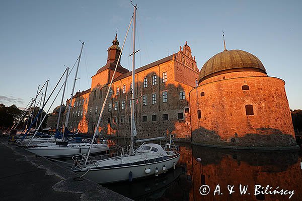 Marina w fosie zamku Vadstena nad jeziorem Vattern, Szwecja