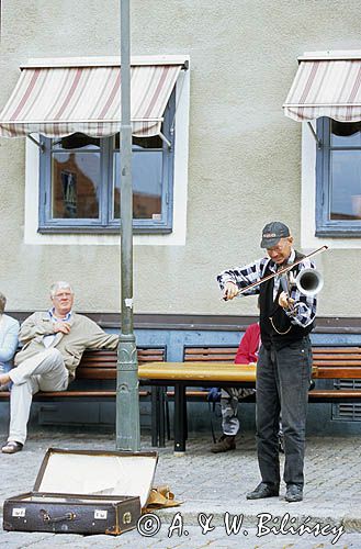 Uliczny grajek w Visby na Gotlandii