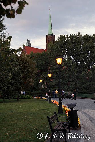 Wrocław, widok z Wyspy Piasek na Ostrów Tumski i Kościół św. Krzyża