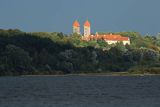 Nad Wisłą, w tle wieże sanktuarium w Czerwińsku nad Wisłą
