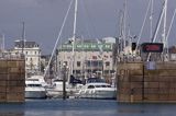 port jachtowy Albert Harbour w St. Helier, wyspa Jersey, Channel Islands, Wyspy Normandzkie, wejście do portu otwarte - przypływ