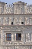 Kazimierz Dolny nad Wisłą, fragmenty fasad kamienic przy rynku, kamienica Przybyłów - Kamienica pod św. Mikołajem i Krzysztofem