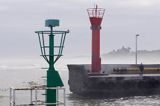 Łeba, mglisty poranek, Hotel Neptun i główka portu