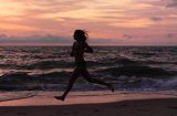 dziewczyna na piaszczystej plaży nad Bałtykiem a girl, sandy beach, Baltic Sea