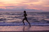 dziewczyna na piaszczystej plaży nad Bałtykiem a girl, sandy beach, Baltic Sea