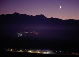 Noc na Spiszu, widok na Tatry i wieś Rzepiska