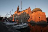 Marina w fosie zamku Vadstena nad jeziorem Vattern, Szwecja