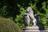 Wilanów, park pałacowy, figura lwa z herbem